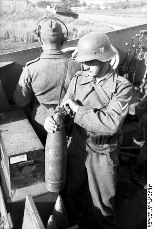 Crew of a SdKfz 165 self-propelled gun in action in the Soviet Union, Jun-Jul 1943