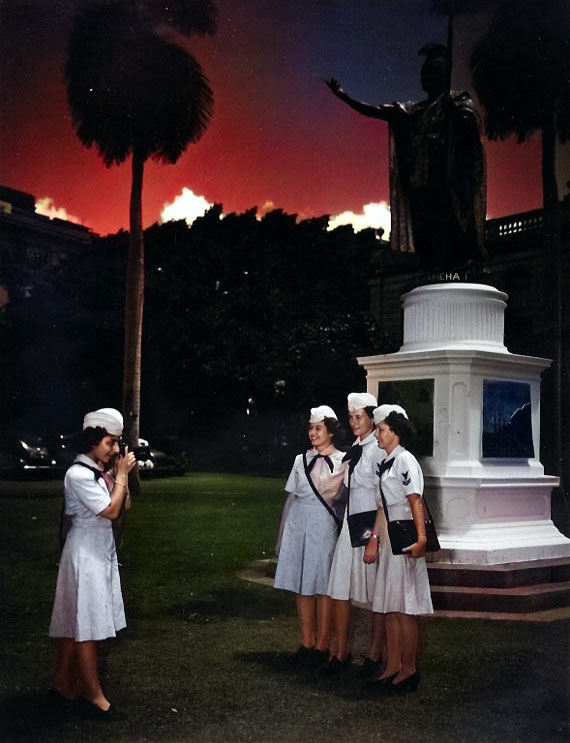 WAVES Yeoman 3rd Class Margaret Jean Fusco photographed friends by King Kamehameha's statue in Honolulu, US Territory of Hawaii, circa spring 1945 [Colorized by WW2DB]