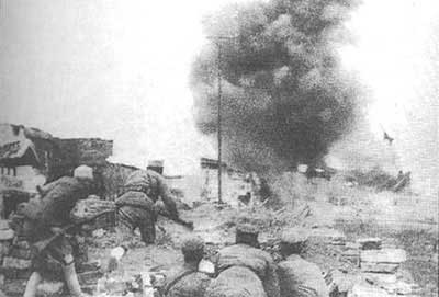 Chinese soldiers fighting in the city of Changde, Hunan, China, Nov 1943