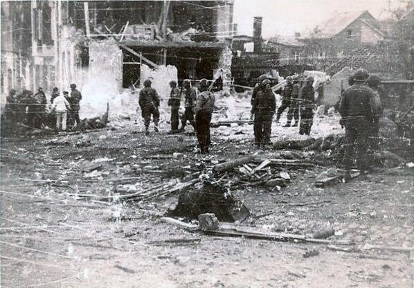 Men of US 535th Anti-Aircraft Artillery Battalion checking their positions in Remagen, Germany, Mar 1945