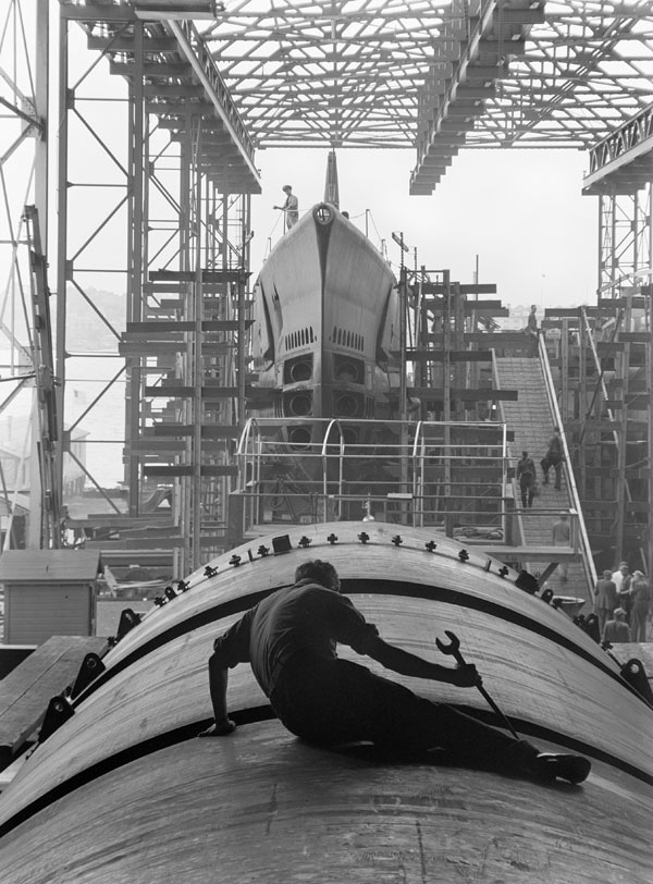 Man working on hull of US submarine at Electric Boat Company, Groton, Connecticut, United States, Aug 1943