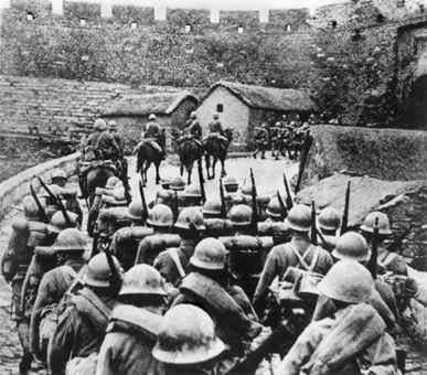 Japanese troops marching into Qiqihar, Nenjiang Province, China, 19 Nov 1931, photo 1 of 2