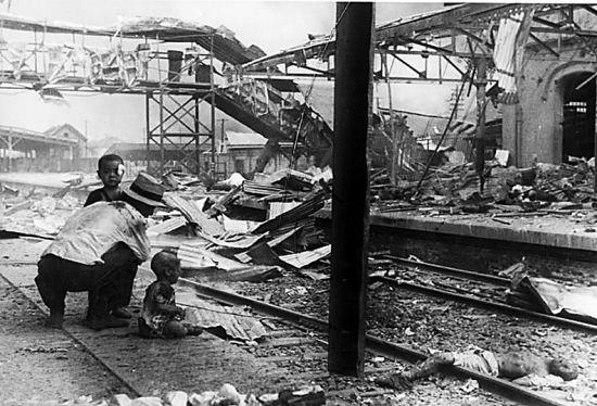 Injured Chinese toddler crying in the South Station in Shanghai, China, 28 Aug 1937, photo 2 of 2