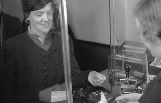 A Finnish woman donating her ring to fund the war against the Soviet Union, Finland, early 1940