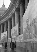 Civilians browsing Soviet propaganda, Kazan Cathedral, Leningrad, Russia, 9 Oct 1941, photo 2 of 2