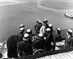 WAVES personnel examining a 20mm anti-aircraft machine gun aboard escort carrier Mission Bay, 20 Aug 1944