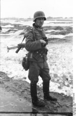 German soldier with binoculars and MP 40 submachine gun, Poland, 1941