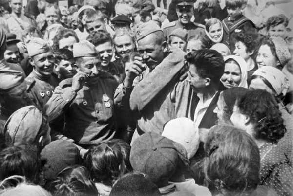 Demobilized Soviet troops at the railroad station of Rzhev, Russia, 25 Aug 1945