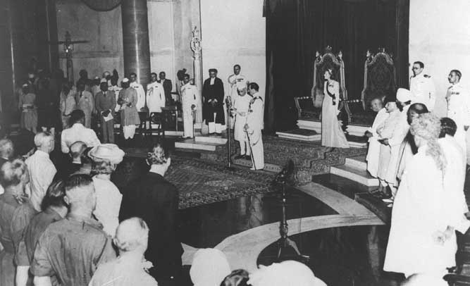 Lord Louis Mountbatten and Lady Edwina Mountbatten at the swearing in ceremony of Prime Minister Jawaharlal Nehru at Government House, New Delhi, India, 0830 hours, 15 Aug 1947