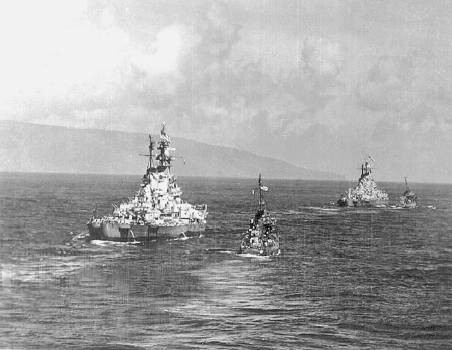 USS Missouri leading USS Iowa into Tokyo Bay, Japan, 30 Aug 1945, photo 2 of 2; note USS Nicholas and USS O'Bannon in escort