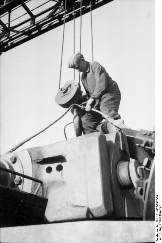 Repairing a Tiger I heavy tank, Russia, 21 Jun 1943, photo 02 of 21