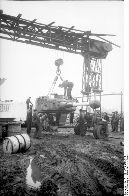 Repairing a Tiger I heavy tank, Russia, Jan-Feb 1944, photo 06 of 16