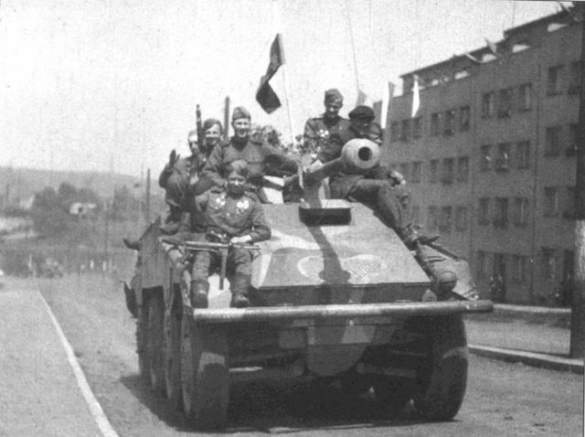 Soviet soldiers with a captured SdKfz 234/4 (8-Rad) armored car, circa 1944-1945