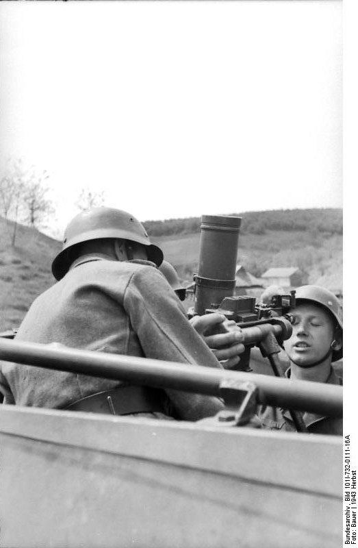 Troops of German Großdeutschland Division with an 8 cm GrW 34 mortar, northern Soviet Union, fall 1943