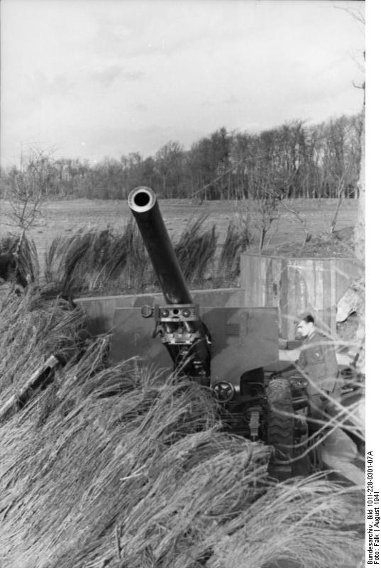 German troops with a 10.5 cm K 35(t) field gun in France, Aug 1941, photo 2 of 2