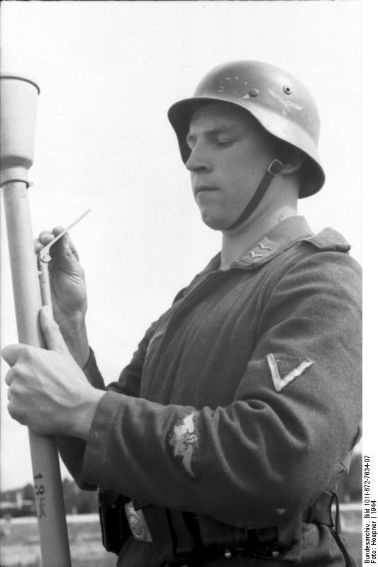 German Luftwaffe soldier with Panzerfaust 30 klein, Russia, 1944, photo 2 of 4